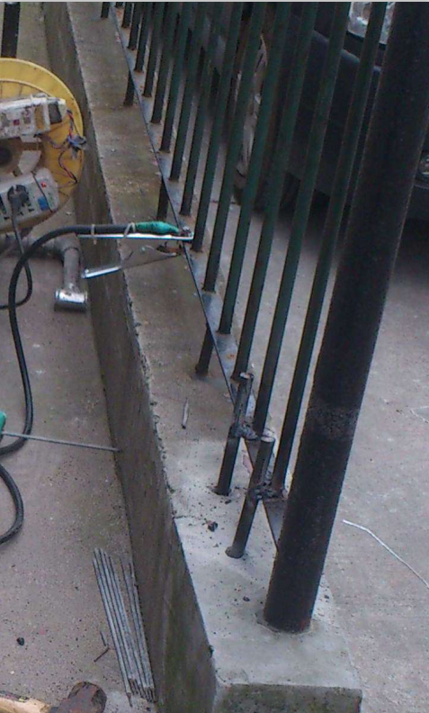 司機(jī)打盹撞上隔離帶，護(hù)欄被小車插穿還能加固嗎？
